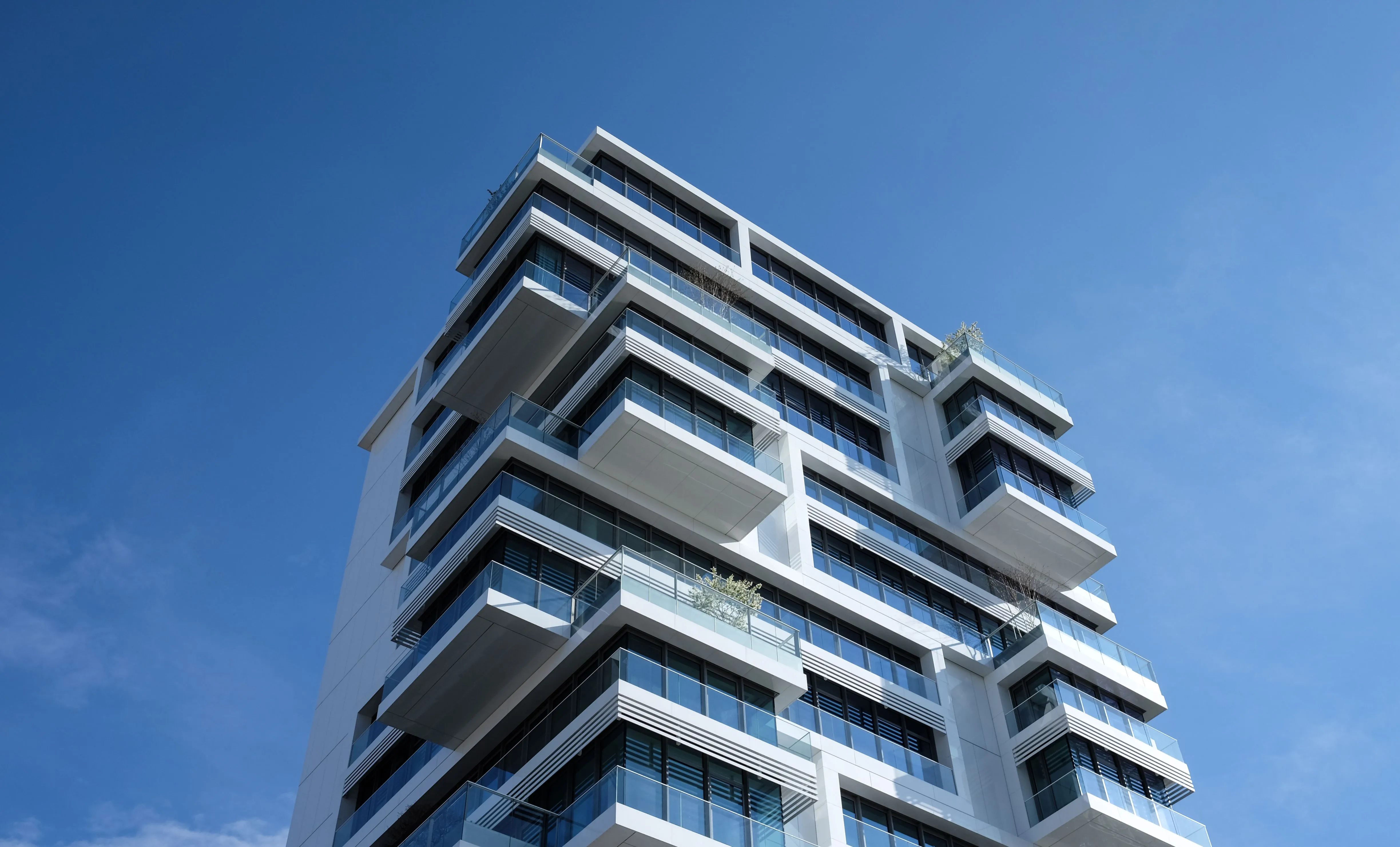 Perspectiva da fachada de lançamento residencial em Meia Praia